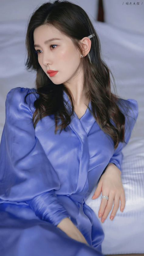 小伙为服装老板买衣服
